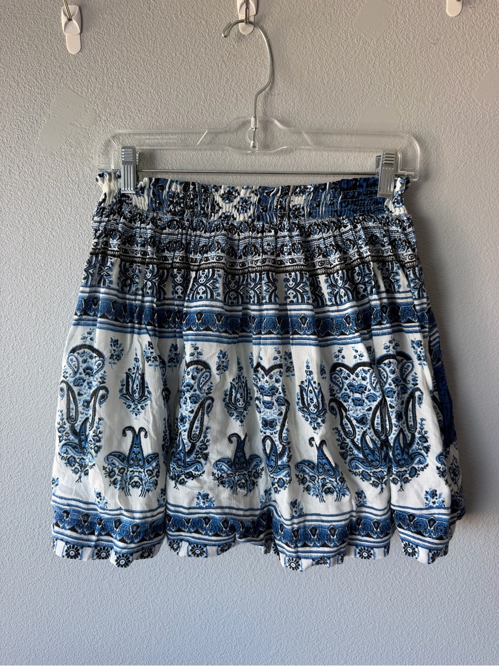 Raga white blue black paisley print pull on mini skirt Women’s sz S NWT